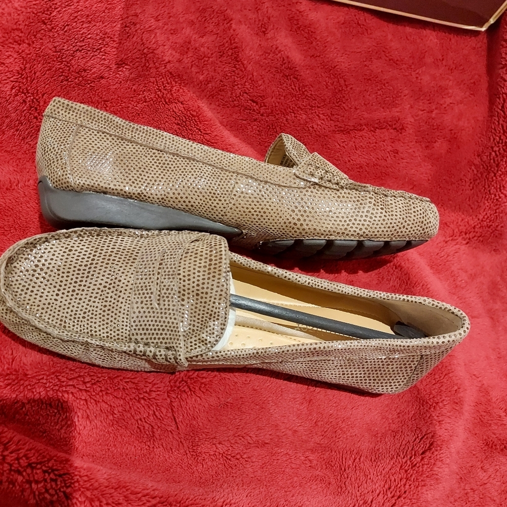 Naturalizer Loafers - Picture 2 of 5